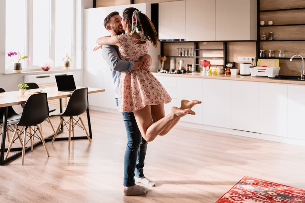 Homme et femme heureux après travaux